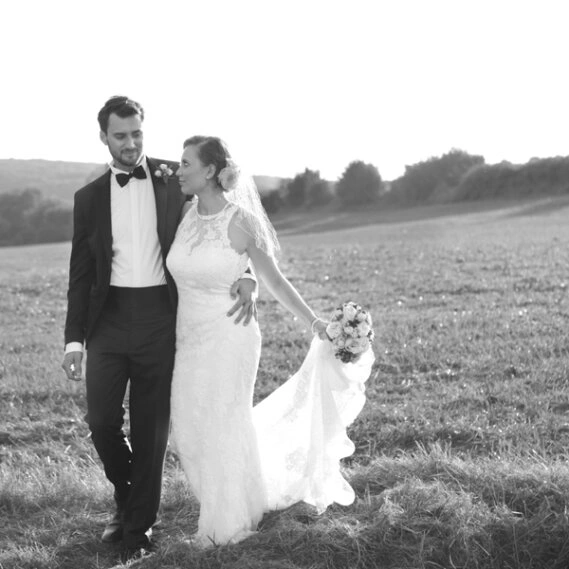 Brautpaar geht über die Wiese