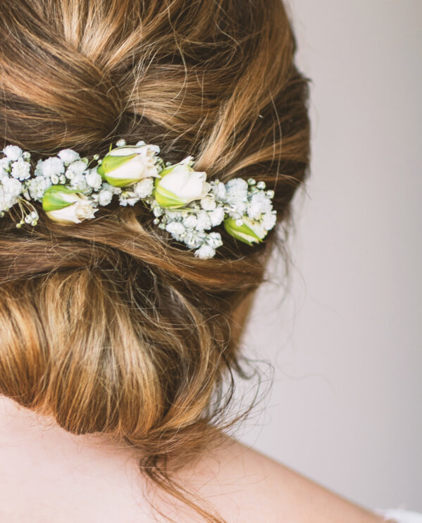 Blumenarrangement in der Frisur